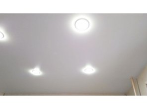 Монтаж потолка на кухне 10 м2 с использованием пленки VIPCEILING серии MONLANGE S9020 (3.25)