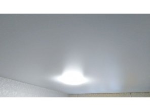 Монтаж потолка в гостиной 18 м2 с использованием пленки VIPCEILING серии MONLANGE M9001 (3.50)