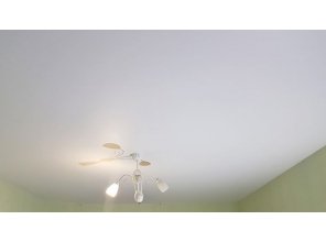 Монтаж потолка в спальне 14 м2 с использованием пленки VIPCEILING серии MONLANGE M9001 (3.25)