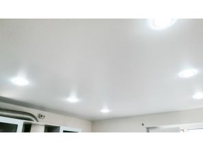 Монтаж потолка на кухне 8 м2 с использованием пленки VIPCEILING серии MONLANGE M9001 (3.25)