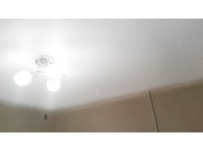 Монтаж потолка на кухне 9 м2 с использованием пленки VIPCEILING серии MONLANGE M9001 (2.60)