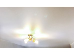 Монтаж потолка в гостиной 19 м2 с использованием пленки VIPCEILING серии MONLANGE M9001 (3.25)