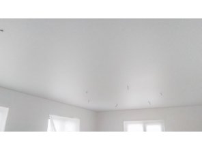 Монтаж потолка в деревянном доме 28 м2 с использованием пленки VIPCEILING серии MONLANGE M9001 (4.35)