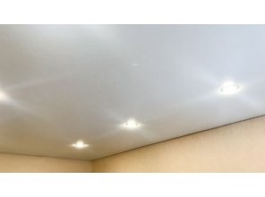 Монтаж потолка в спальне 13 м2 с использованием пленки VIPCEILING серии MONLANGE M9001 (3.25)