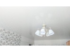 Монтаж потолка в гостиной 17 м2 с использованием пленки VIPCEILING серии MONLANGE L9001 (3.25)