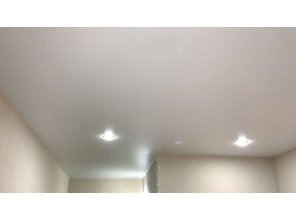 Монтаж потолка в квартире 15 м2 с использованием пленки VIPCEILING серии MONLANGE M9001 (3.25)