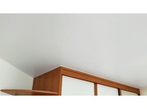 Монтаж потолка в гостиной 15 м2 с использованием пленки VIPCEILING серии MONLANGE M9001 (4.35)