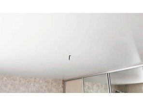 Монтаж потолка в гостиной 16 м2 с использованием пленки VIPCEILING серии MONLANGE M9001 (4.35)