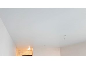 Монтаж потолка в гостиной 20 м2 с использованием пленки VIPCEILING серии MONLANGE S9020 (3.25)