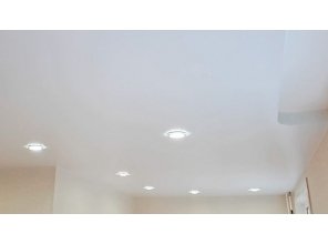 Монтаж потолка в гостиной 18 м2 с использованием пленки VIPCEILING серии MONLANGE S9020 (4.00)