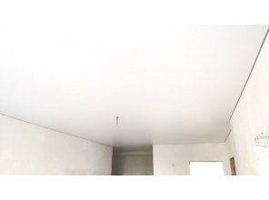 Монтаж потолка в прихожей 33 м2 с использованием пленки VIPCEILING серии MONLANGE M9001 (5.40)