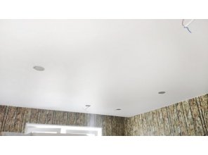 Монтаж потолка на кухне 9 м2 с использованием пленки VIPCEILING серии MONLANGE M9001 (3.25)