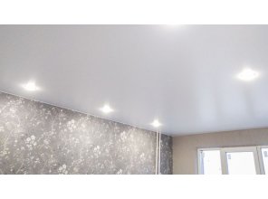 Монтаж потолка в гостиной 16 м2 с использованием пленки VIPCEILING серии MONLANGE S9020 (4.90)