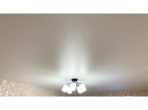 Монтаж потолка в спальне 11 м2 с использованием пленки VIPCEILING серии MONLANGE M9001 (2.60)