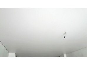 Монтаж потолка в гостиной 22 м2 с использованием пленки VIPCEILING серии MONLANGE M9001 (3.50)