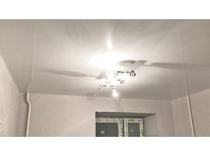 Монтаж потолка на кухне 7 м2 с использованием пленки VIPCEILING серии MONLANGE L9001 (2.60)