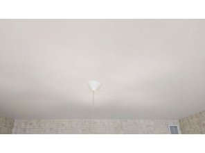 Монтаж потолка на кухне 9 м2 с использованием пленки VIPCEILING серии MONLANGE M9001 (3.25)