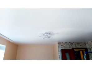 Монтаж потолка в гостиной 19 м2 с использованием пленки VIPCEILING серии MONLANGE M9001 (4.35)