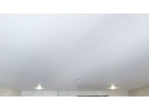 Монтаж потолка в гостиной 14 м2 с использованием пленки VIPCEILING серии MONLANGE M9001 (3.50)