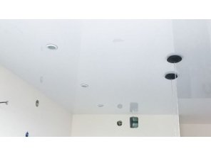 Монтаж потолка на кухне 15 м2 с использованием пленки VIPCEILING серии MONLANGE L9001 (3.25)