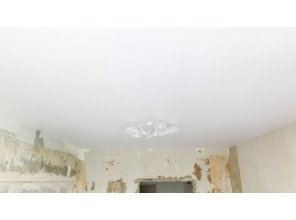 Монтаж потолка в спальне 12 м2 с использованием пленки VIPCEILING серии MONLANGE M9001 (3.25)