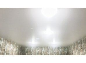 Монтаж потолка на кухне 7 м2 с использованием пленки VIPCEILING серии MONLANGE M9001 (2.15)