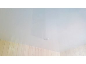 Монтаж потолка в деревянном доме 6 м2 с использованием пленки VIPCEILING серии MONLANGE L9001 (2.60)