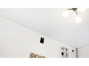 Монтаж потолка на кухне 11 м2 с использованием пленки VIPCEILING серии MONLANGE M9001 (3.25)