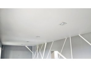 Монтаж потолка в деревянном доме 39 м2 с использованием пленки VIPCEILING серии MONLANGE M9001 (4.00)