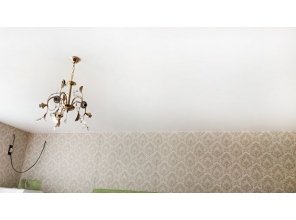 Монтаж потолка в гостиной 22 м2 с использованием пленки VIPCEILING серии MONLANGE S9020 (4.90)