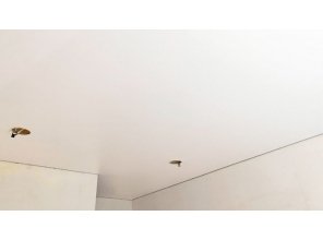 Монтаж потолка на кухне 6 м2 с использованием пленки VIPCEILING серии MONLANGE M9001 (2.15)