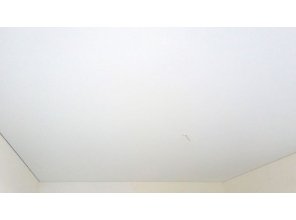 Монтаж потолка в гостиной 19 м2 с использованием пленки VIPCEILING серии MONLANGE M9001 (3.50)