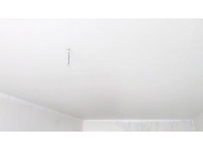 Монтаж потолка в спальне 12 м2 с использованием пленки VIPCEILING серии MONLANGE M9001 (2.60)