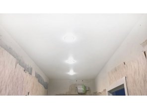 Монтаж потолка в коридоре 9 м2 с использованием пленки VIPCEILING серии MONLANGE M9001 (3.25)