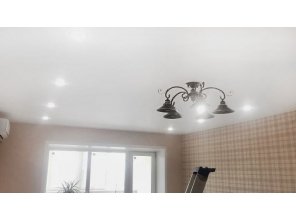 Монтаж потолка в гостиной 25 м2 с использованием пленки VIPCEILING серии MONLANGE M9001 (3.80)