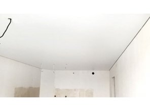Монтаж потолка в квартире 24 м2 с использованием пленки VIPCEILING серии MONLANGE M9001 (3.25)