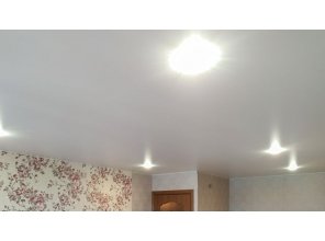 Монтаж потолка в гостиной 17 м2 с использованием пленки VIPCEILING серии MONLANGE S9020 (3.25)