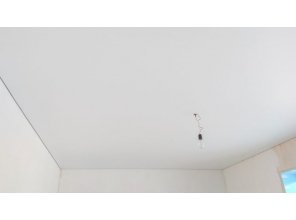 Монтаж потолка в спальне 19 м2 с использованием пленки VIPCEILING серии MONLANGE M9001 (3.50)