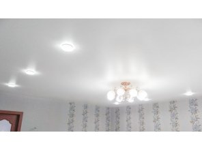 Монтаж потолка в деревянном доме 25 м2 с использованием пленки VIPCEILING серии MONLANGE M9001 (4.90)