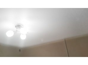 Монтаж потолка на кухне 9 м2 с использованием пленки VIPCEILING серии MONLANGE M9001 (2.60)