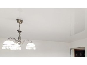 Монтаж потолка в гостиной 16 м2 с использованием пленки VIPCEILING серии MONLANGE L9001 (3.80)