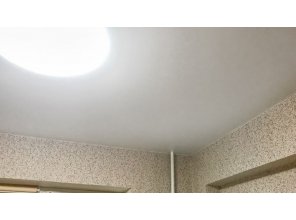 Монтаж потолка на кухне 6 м2 с использованием пленки VIPCEILING серии MONLANGE M9001 (2.60)