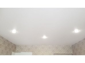 Монтаж потолка в спальне 11 м2 с использованием пленки VIPCEILING серии MONLANGE M9001 (3.25)