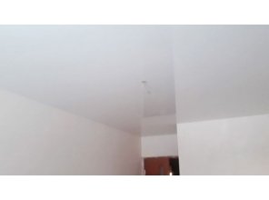 Монтаж потолка на кухне 13 м2 с использованием пленки VIPCEILING серии MONLANGE L9001 (3.25)