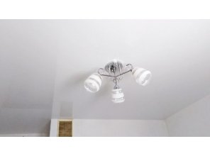 Монтаж потолка на кухне 9 м2 с использованием пленки VIPCEILING серии MONLANGE L9001 (3.25)