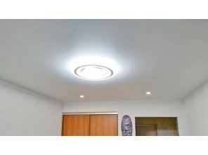 Монтаж потолка в гостиной 12 м2 с использованием пленки VIPCEILING серии MONLANGE M9001 (3.25)