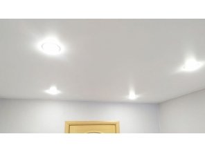 Монтаж потолка в спальне 10 м2 с использованием пленки VIPCEILING серии MONLANGE M9001 (3.25)