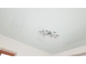 Монтаж потолка в деревянном доме 10 м2 с использованием пленки VIPCEILING серии MONLANGE L9065 (3.50)