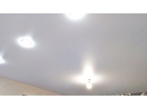 Монтаж потолка в спальне 12 м2 с использованием пленки VIPCEILING серии MONLANGE M9001 (3.25)