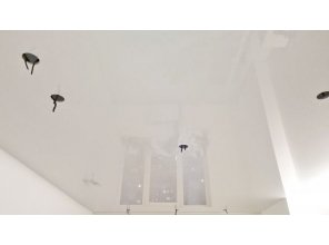 Монтаж потолка в гостиной 17 м2 с использованием пленки VIPCEILING серии MONLANGE L9065 (3.50)